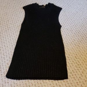 Sleevless sweater